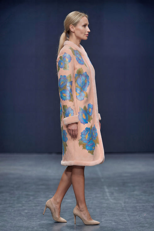 Cojoc LP158 pictat manual cu bujori albaștri, design românesc, realizat pe comanda pe măsurile clientei.