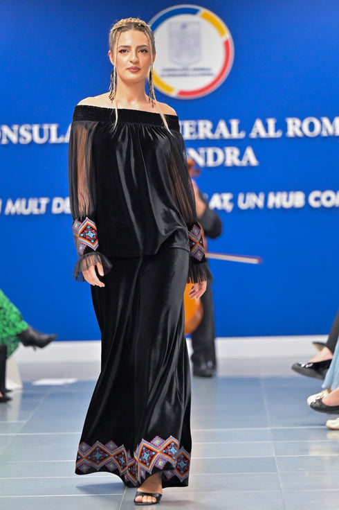 Pantaloni largi din catifea brodati LP267P - fashion show Radacini, fata