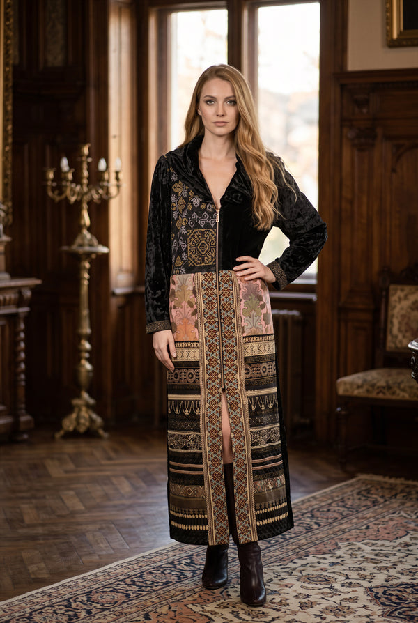 Pardesiu lung din catifea neagra cu gluga, broderie in cruce pe piept si benzi tesute LP268P - fata
