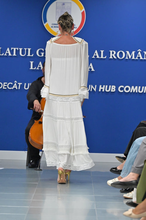 Rochie tip ie brodata LP272R purtata la fashion show Radacini, Londra