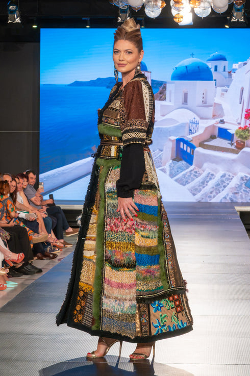 Pardesiu patchwork cu blăniță și dantelă la defilare, Liza Panait Z001