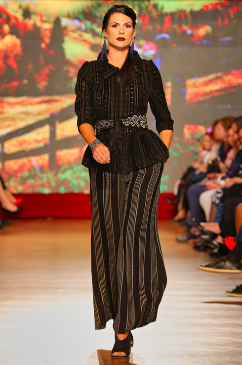 Bluza neagra cu broderie P-9