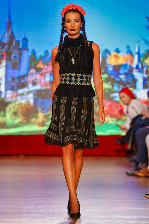 Bluza neagra cu broderie P-7