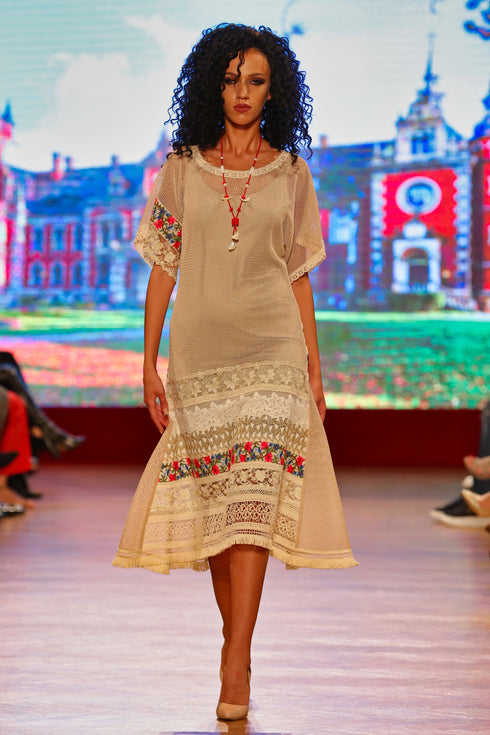 Rochie plasa bej cu dantela I-70