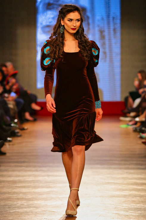 Rochie catifea cu broderie T-47